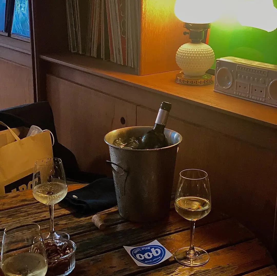 와인, 맥주와 함께할 안주가 함께 준비되어 있다. 