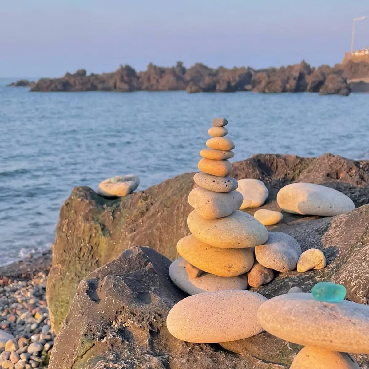 동글동글한 돌들로 이루어진 해변