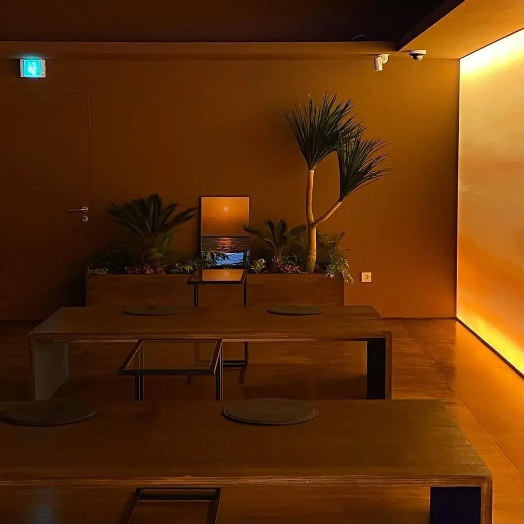 내부 공간이 온톤 주황빛으로 가득한 공간 